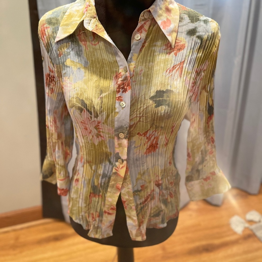 Violet & Claire  floral Shirt size small